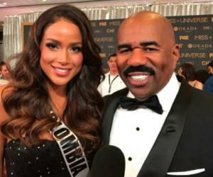 La candidata colombiana al Miss Universo 2016, Andrea Tovar, sorprendió en la gala en vivo cuando le dijo a Steve Harvey que algunos en su país lo odian. Foto Twitter