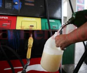 De no haber entrado el congelamiento los combustibles ya estarían en más de 100 lempiras. Foto: EL HERALDO