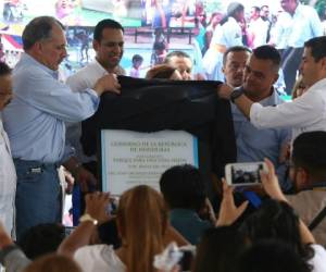 El presidente Juan Orlando Hernández y el alcalde del DC, Nasry Asfura, develan la placa inaugural del parque. Foto: Alex Pérez/ EL HERALDO.