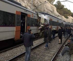 Al menos otras 92 personas tuvieron heridas menos grave durante la colisión de los trenes. Foto / AFP