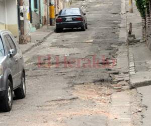 Los grandes cráteres que adornan la calzada dificultan el libre tránsito de los conductores que circulan por la zona. Foto: Alejandro Amador/EL HERALDO