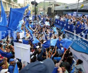 Los dirigentes del Partido Nacional brindaron sus discursos a inmediaciones del Congreso Nacional, donde se concentraron cientos de cachurecos, foto: Jimmy Argueta/El Heraldo.