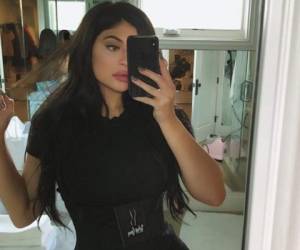 La guapa Kylie está utilizando fajas para recuperar su figura. Foto: Instagram