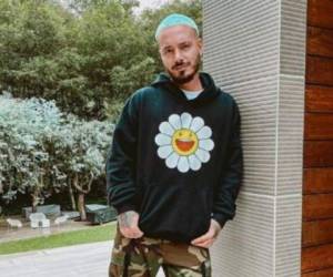 J Balvin iba en su vehículo por las calles de Medellín cuando fue sorprendido por un fanático. Foto: Instagram