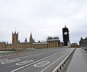 Se muestra un puente de Westminster vacío frente a las Casas del Parlamento de Gran Bretaña en el centro de Londres. Foto: Agencia AFP.