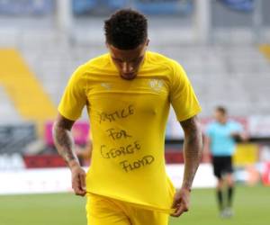 Jadon Sancho del Borussia Dortmund tras anotar el segundo gol del equipo en el partido contra Paderborn en la Bundesliga. (Lars Baron/Pool vía AP)