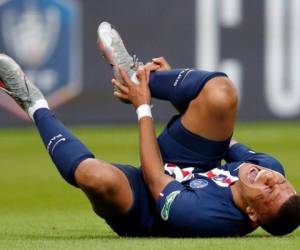 Mbappé salió cojeando del campo durante el primer tiempo de la final de la Copa de Francia el viernes, en la que PSG venció a Saint-Étienne 1-0. AP.