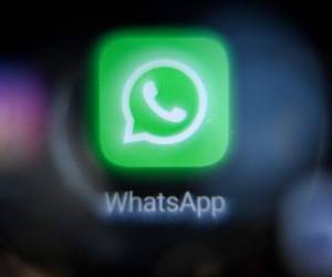 Un equipo de WhatsApp pasa pendiente de las infracciones que cometen algunos usuarios. Foto: AFP