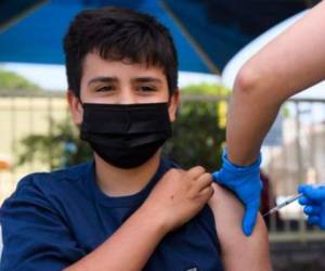De esta manera, El Salvador se convierte en el primer país de Centroamérica en autorizar la vacunación a menores en edades entre los 6 y 11 años. Foto: AFP