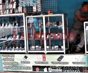 Cientos de teléfonos robados son desbloqueados a diario en negocios callejeros y establecimientos comerciales a vista y paciencia de las autoridades.