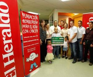 (Vuelta-2013) El Heraldo haciendo entrega de los fondos recaudados a la Fundación Hondureña para el Niño con Cáncer.