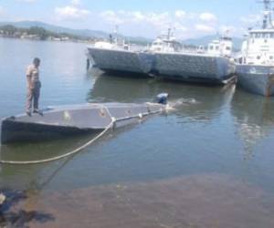 Este es el segundo sumergible cargado con droga que interceptan las unidades de la fuerza naval salvadoreña. Foto FGR