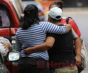 Consternación y llanto en las afueras de Medicina Forense entre familiares que llegaron a reclamar los cuerpos de las jovencitas asesinadas. Fotos: David Romero/EL HERALDO.