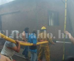 Los bomberos han tenido que utilizar al menos seis pipas de agua para lograr sofocar las llamas.