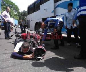 Lester Naun Rosales Antunez, conductor de la moto, quedó tirado en el pavimento. Foto EL HERALDO