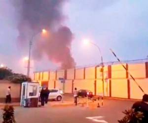 Cinco unidades de bomberos acudieron a la zona para atender la emergencia. Foto cortesía exitosanoticias.pe