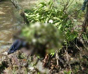 Las autoridades hicieron este martes el levantamiento del cadáver que fue encontrado entre unos matorrales a la orilla de la corriente.