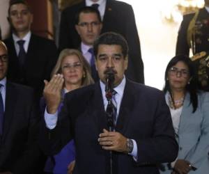 Con la primera dama Cilia Flores en el fondo, el presidente de Venezuela, Nicolás Maduro, habla a la prensa después de una reunión con la Alta Comisionada para los Derechos Humanos, Michelle Bachelet. Foto Agencia AP.