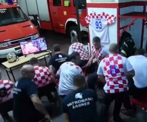 Momento en que bomberos croatas salían a atender una emergencia, a pesar de estar viendo una tanda de penales de Croacia (FOTO: INTERNET)