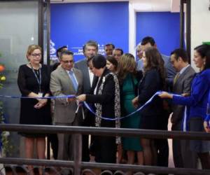 La presidenta de Banhprovi, Mayra Falck, el gerente de primer piso, Evasio Asensio, y autoridades de la CNBS y BCH en la inauguración de la primera agencia.