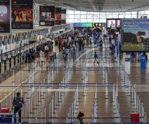 El área de registro del aeropuerto internacional Arturo Merino Benítez, en Santiago, Chile, luce parcialmente vacío debido a las restricciones para intentar contener la pandemia del nuevo coronavirus. Foto: AP.