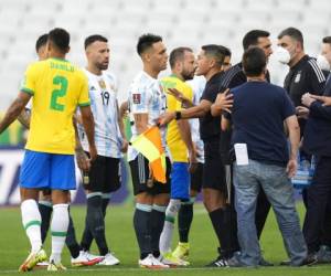 Los jugadores de Brasil y Argentina charlan tras la interrupción del partido por las eliminatorias de la Copa Mundial. Foto:AP