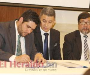 Los miembros de la Junta Interventora del RNP cuando firmaron hace algunas semanas el contrato de compra de servicios con un ejecutivo de la empresa Oracle. Foto: EL HERALDO.