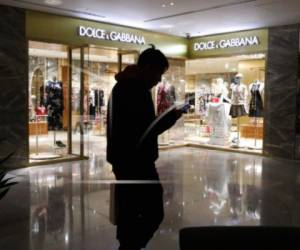 Un hombre pasa enfrente de una tienda Dolce & Gabbana en Beijing, China, el miércoles 21 de noviembre de 2018.