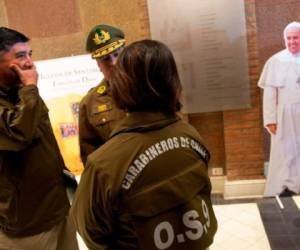 La Policía de chile allanó las oficinas del obispado de la Iglesia Católica, en el marco de la investigación de encubrimiento de abusos sexuales a menores cometidos por curas. Foto: Agencia AFP