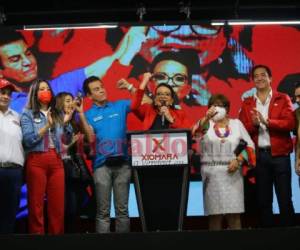 Salvador Nasralla, Xiomara Castro, Doris Gutiérrez y el resto de autoridades de la coalición política celebran frente a sus militantes. Foto: Johny Magallanes/ EL HERALDO