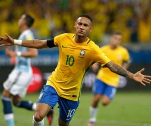 Neymar mientras celebraba un gol a Argentina en las eliminatorias Conmebol en 2016 (AP Photo/Leo Correa, File)