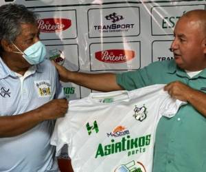 Momento cuando Ramón Maradiaga fue presentado como nuevo entrenador del Platense.