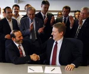 En esta foto de archivo del 20 de marzo de 2010, el comisionado de la MLS Don Garber estrecha la mano del director general del sindicato de jugadores Bob Foose. Foto: AP.