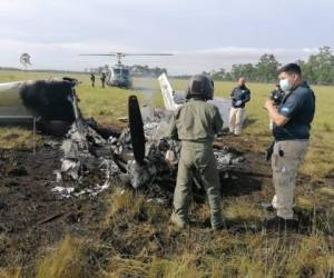 Según el reporte de las autoridades, la avioneta fue incinerada justo después de que los traficantes concluyeron de descargar los estupefacientes.