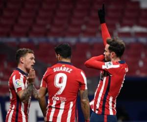 El centrocampista español del Atlético de Madrid Saúl Niguez (R) celebra anotar el segundo gol de su equipo durante el partido de fútbol de la Liga española entre el Atlético de Madrid y el Sevilla en el estadio Wanda Metropolitano de Madrid el 12 de enero de 2021. Foto: AFP