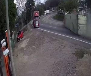 En video quedó registrado el momento en que una rastra volcada embiste varios vehículos en carretera; detalles sobre posibles heridos aún no han sido confirmados.