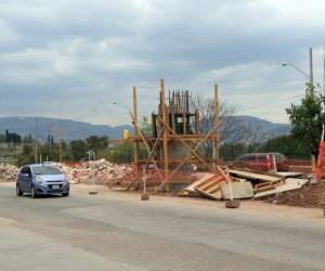 Un plazo de seis meses y medio se estableció para la entrega de este paso elevado que se construye en la intersección del bulevar Santa Cristina y bulevar Kuwait. Foto: Marvin Salgado/ El Heraldo