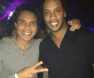 Ronaldinho y el Rambo de la Gente se sacaron esta foto. Par de genios en una sola imagen. Tanto fútbol que no cabe en una vida.