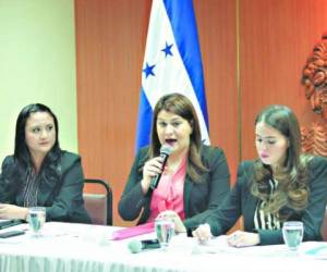 De izquierda a derecha: Flabia Zamora, directora de Asuntos Consulares; María Dolores Agüero, canciller de la República; María Andrea Matamoros, vicecanciller de la República.