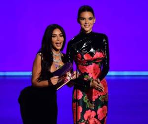 Kim Kardashian y Kendall Jenner presentaron el premio a mejor reality. Foto: Agencia AFP.