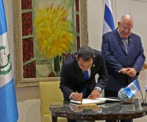 El primer ministro israelí, Benjamin Netanyahu, participó en la ceremonia de inauguración junto al presidente guatemalteco, Jimmy Morales. Foto AFP