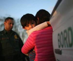Varios centenares de niños fueron separados de sus padres en la frontera desde octubre, indicó la representante de la ONU. (AFP)