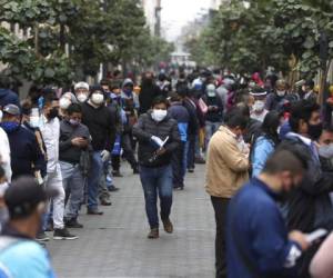 Las principales ciudades, incluida la capital, comenzaron a permitir el transporte pública y que algunos negocios reabrieran, aunque restringieron la movilidad a ancianos y niños. Foto: AP.