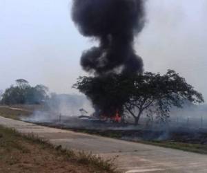 Soldados detectaron el avión al momento de aterrizar y detuvieron a dos hombres que, al parecer, pilotaban la aeronave. (Foto: Televisa)