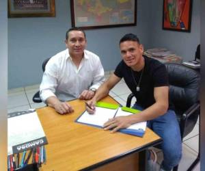 Roberto Moreira firmó el contrato en presencia de Juan Carlos Suazo, gerente financiero de Motagua.