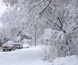 Un señalamiento vial está cubierto de nieve en el norte de Flagstaff, Arizona, tras la tormenta invernal como sacada de una postal navideña. Foto: AP.