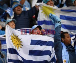 La afición de Uruguay tuvo que esperar hasta el último minuto para celebrar. Foto: AFP
