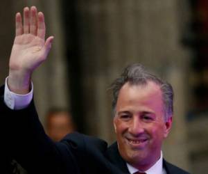 El candidato oficialista, José Antonio Meade, del Partido Revolucionario Institucional (PRI), saluda a la prensa antes del primero de tres debates presidenciales en Ciudad de México el domingo 22 de abril de 2018. Foto: AP/El Heraldo Honduras.