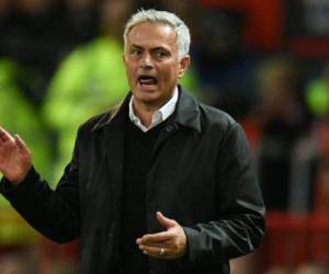 José Mourinho se mostró molesto, tras la derrota del Manchester United ante el Tottenham (FOTO: AFP)