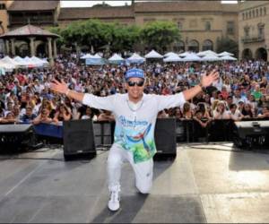 DJ Will en un baño de masas en España, ante su público al cual se debe tanto. Él es uno de los referentes de la locución y animación en la comunidad hondureña en ese país. Foto: Cortesía.